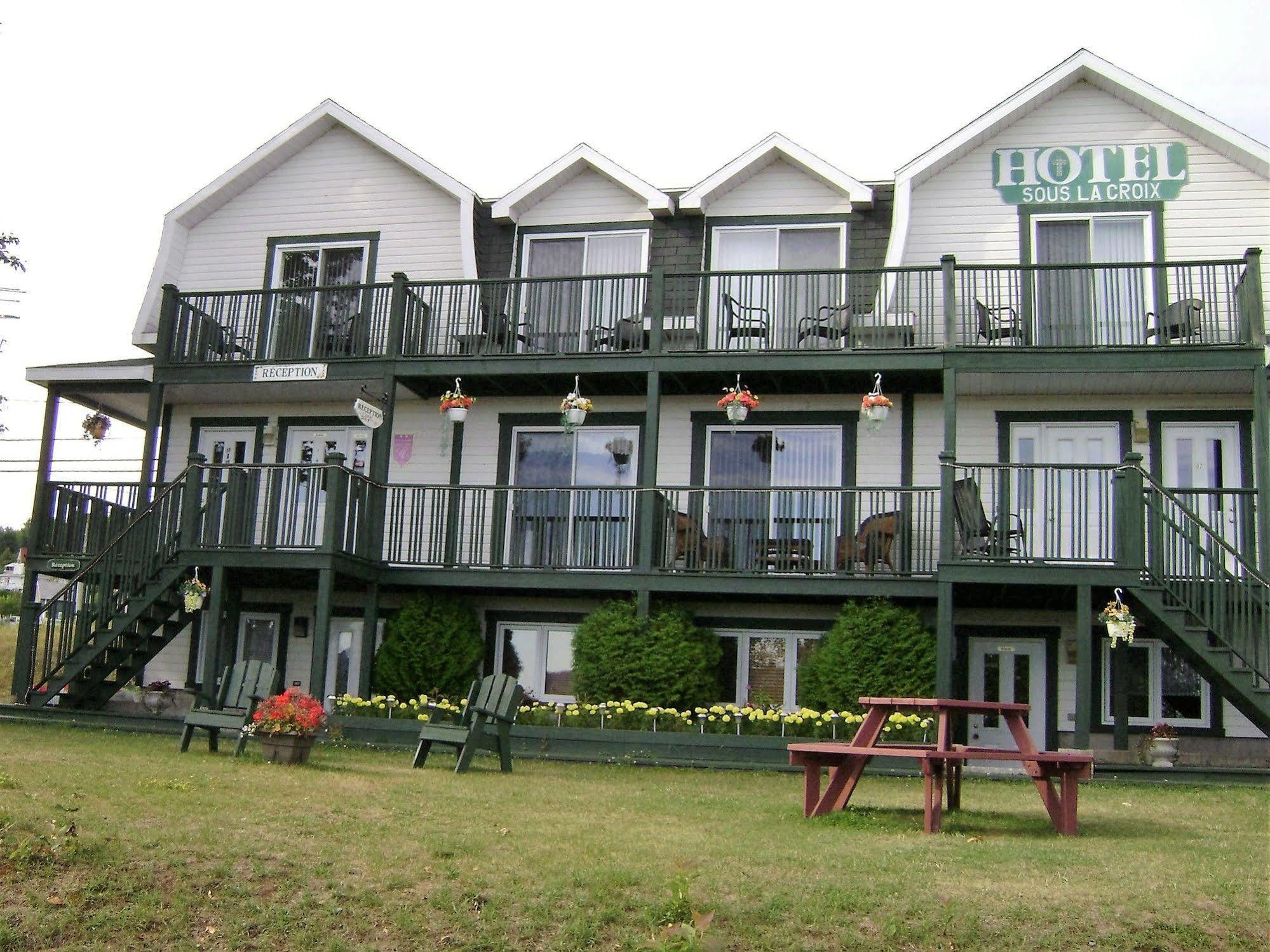 Sous La Croix 152725 Hotel 2*