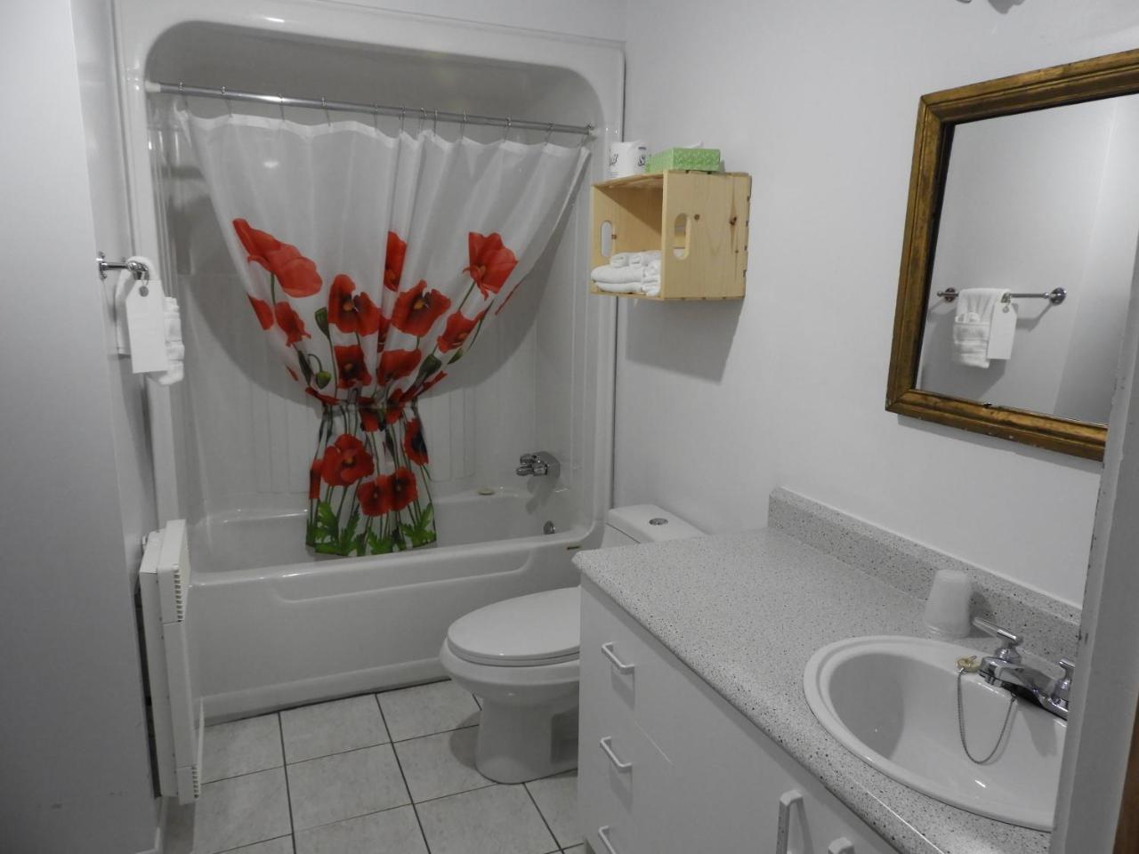 Sous La Croix 152725 Hotel